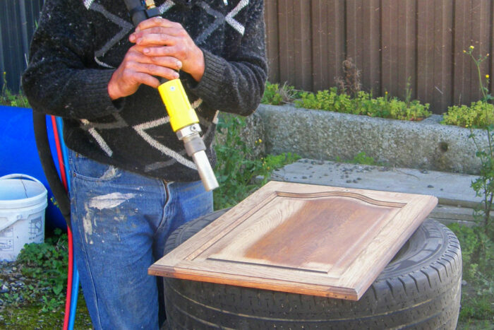 Décaper un escalier en bois par aérogommage ? Guide complet